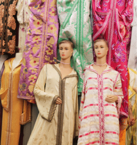 Traditionelle Kleidung, djellaba zum Verkauf in Marokko